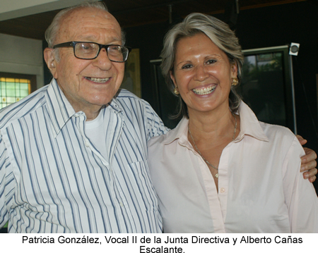 Patricia González, Vocal II de la Junta Directiva, recibe la dedicatoria del libro "80 años no son nada", escrito por el colegiado Alberto Cañas Escalante. 